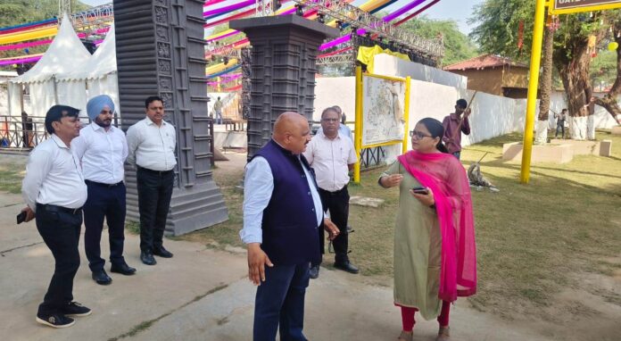 एडीसी अंजलि श्रोत्रिया सूरजकुंड मेला स्थल का निरीक्षण करते हुए