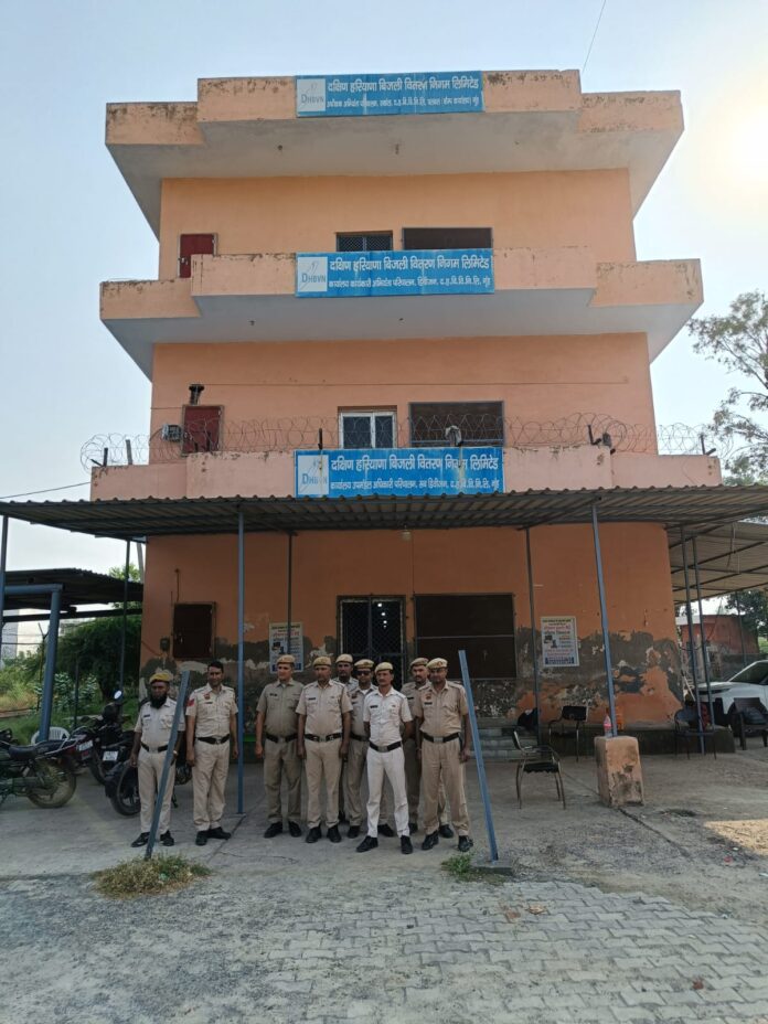 नूंह में बिजली विभाग के कार्यालय के बाहर तैनात पुलिस नूंह में बिजली विभाग के कार्यालय के बाहर तैनात पुलिस