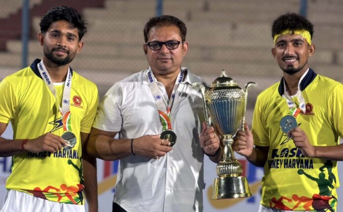 ट्रॉफी के साथ कोच संदीप सांगवान व विजेता टीम। ट्रॉफी के साथ कोच संदीप सांगवान व विजेता टीम।