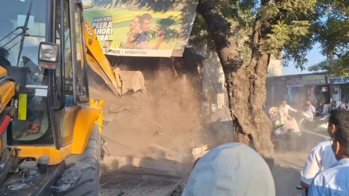 अतिक्रमण पर चला प्रशासन का बुलडोजर अतिक्रमण पर चला प्रशासन का बुलडोजर