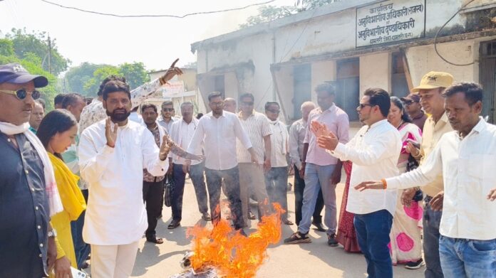 एसडीएम कार्यालय के सामने मुख्य चुनाव आयुक्त का पुतला दहन करते कांग्रेस के पदाधिकारी एवं कार्यकर्ता।