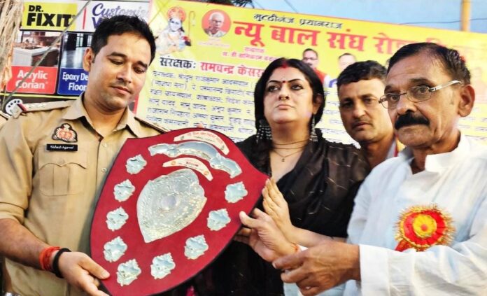मुट्ठीगंज रोशनी के दौरान सम्मानित होने वाले कर्मचारियों का छाया चित्र मुट्ठीगंज रोशनी के दौरान सम्मानित होने वाले कर्मचारियों का छाया चित्र