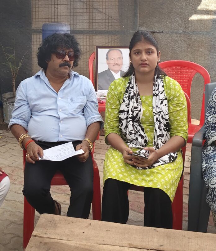 चित्रांश समाज के संयोजक सीतेश रमन का छाया चित्र पीड़ित परिवार के साथ में छाया चित्र