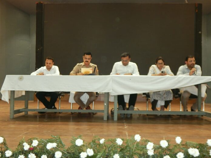 प्रारंभिक अर्हता परीक्षा को लेकर बैठक लेते जिला प्रशासन व पुलिस के अधिकारी।