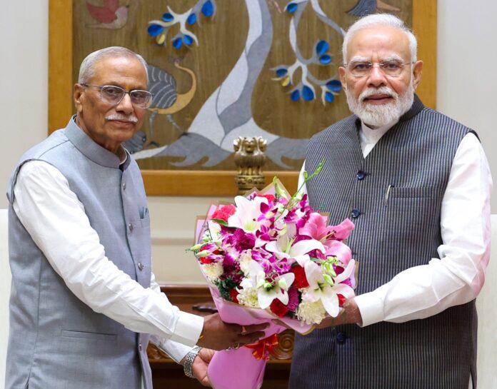 उत्तराखंड के राज्यपाल प्रधानमंत्री नरेंद्र मोदी से भेंट करते हुए। उत्तराखंड के राज्यपाल प्रधानमंत्री नरेंद्र मोदी से भेंट करते हुए।