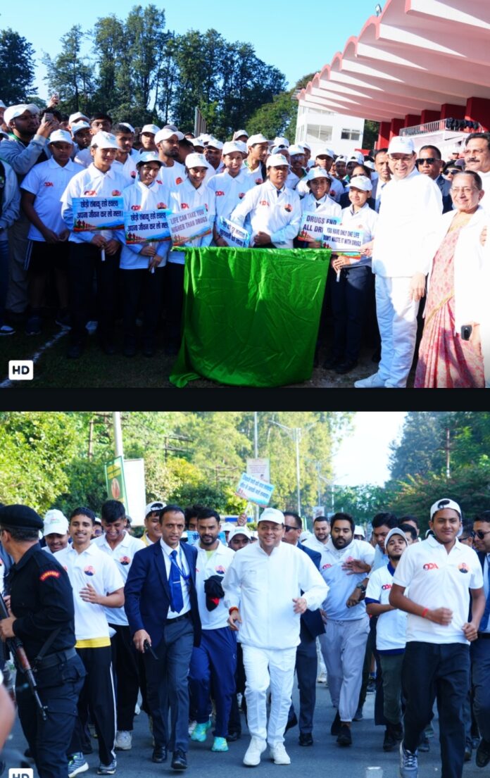 देहरादून में शुक्रवार को नशामुक्त उत्तराखंड वॉकथॉन को हरी झंडी दिखाकर रवाना करते मुख्यमंत्री पुष्कर सिंह धामी। देहरादून में शुक्रवार को नशामुक्त उत्तराखंड वॉकथॉन को हरी झंडी दिखाकर रवाना करते मुख्यमंत्री पुष्कर सिंह धामी।