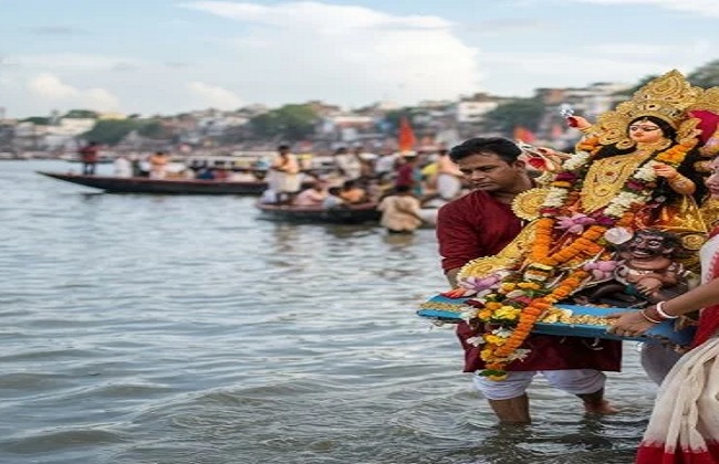 दुर्गा प्रतिमा विसर्जन (सांकेतिक फोटो) दुर्गा प्रतिमा विसर्जन (सांकेतिक फोटो)