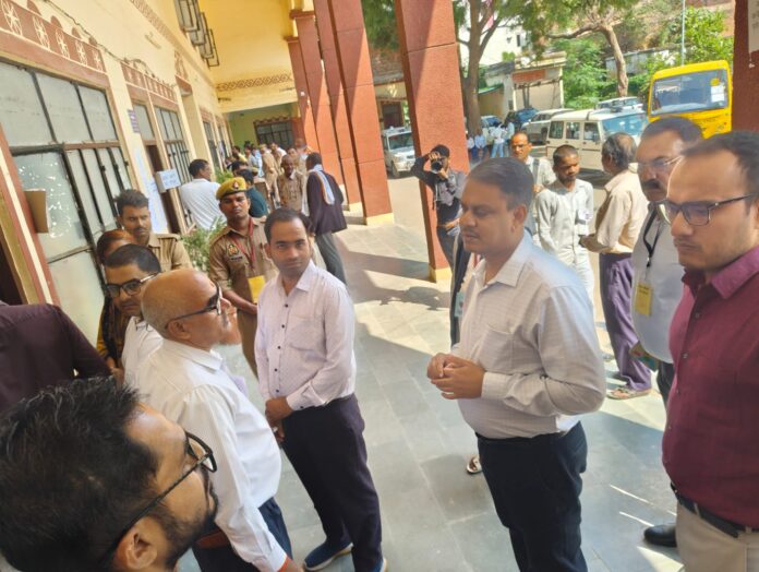 वाराणसी मंडलायुक्त सदर तहसील में मतदान का जायजा लेते हुए वाराणसी मंडलायुक्त सदर तहसील में मतदान का जायजा लेते हुए