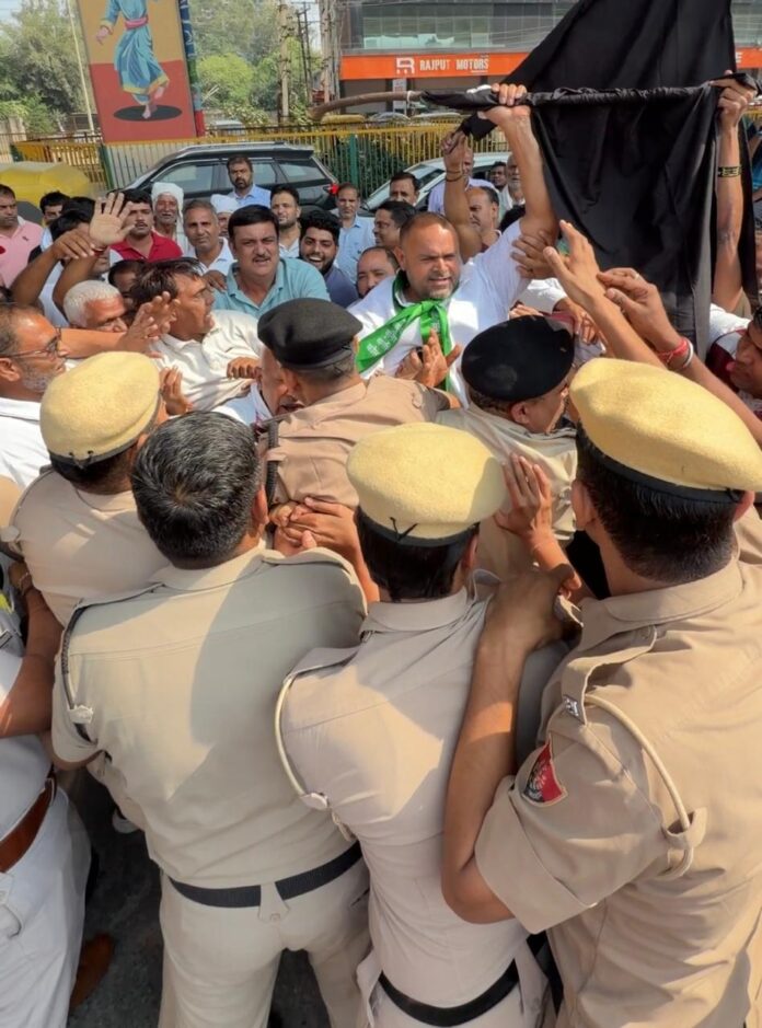 प्रदर्शनकारियों को रोकती पुलिस