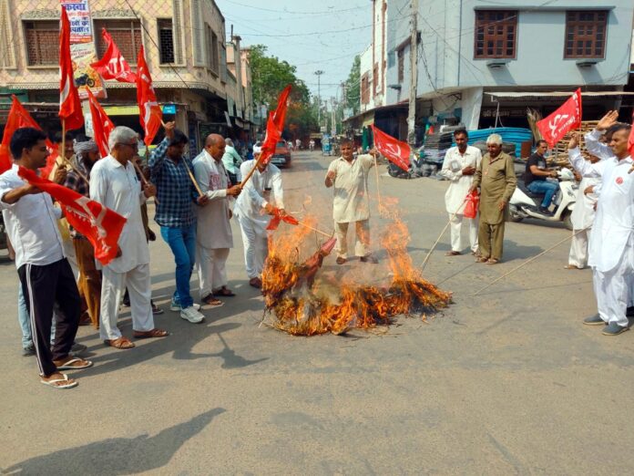 भट्टूकलां में रोष प्रदर्शन कर पुतले फूंकते किसान। भट्टूकलां में रोष प्रदर्शन कर पुतले फूंकते किसान।