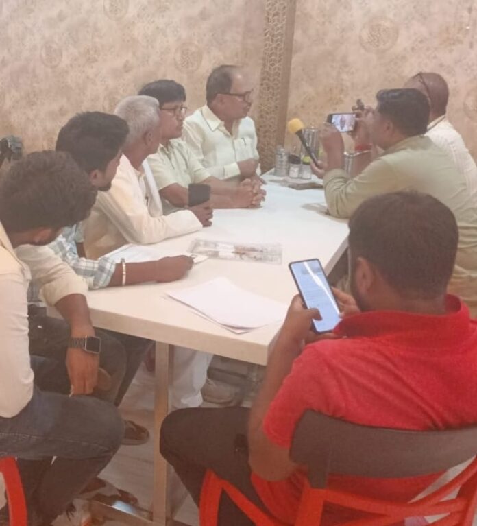 प्रेसवार्ता में नेतागण