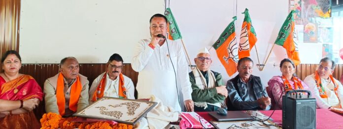 फोटो-23एनटीएच09 लंबगांव के देवल में कार्यकर्ताओं को संबोधित करते भाजपा जिलाध्यक्ष उदय रावत।