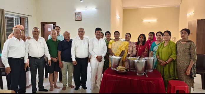 ट्रस्ट के सदस्य पदाधिकारियों के साथ आशा लकडा सहित अन्य ट्रस्ट के सदस्य पदाधिकारियों के साथ आशा लकडा सहित अन्य