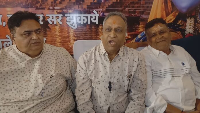 पत्रकार वार्ता करते हुए श्याम महोत्सव समिति पत्रकार वार्ता करते हुए श्याम महोत्सव समिति