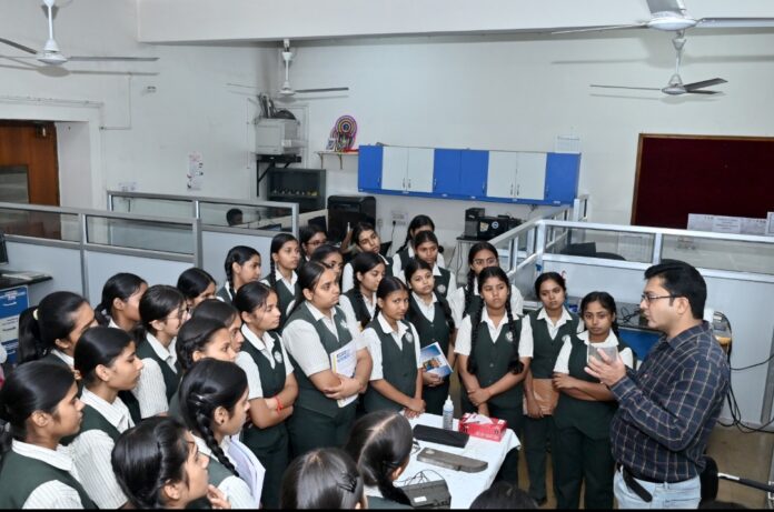 एनएमएल में वैज्ञानिक अनुसंधान देखने पहुंचे छात्र एनएमएल में वैज्ञानिक अनुसंधान देखने पहुंचे छात्र