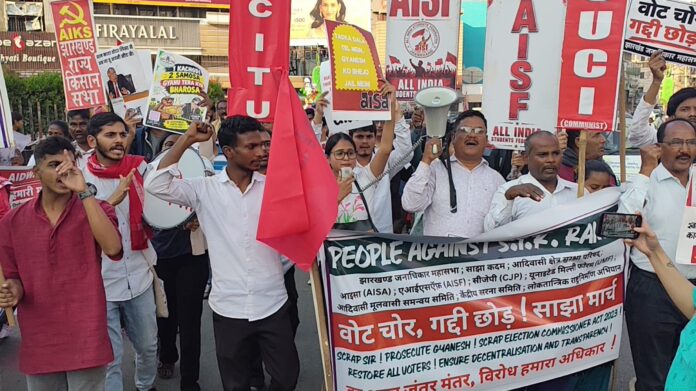 मार्च के दौरान बोलते हुए प्रर्दशनकारियों सहित अन्य
