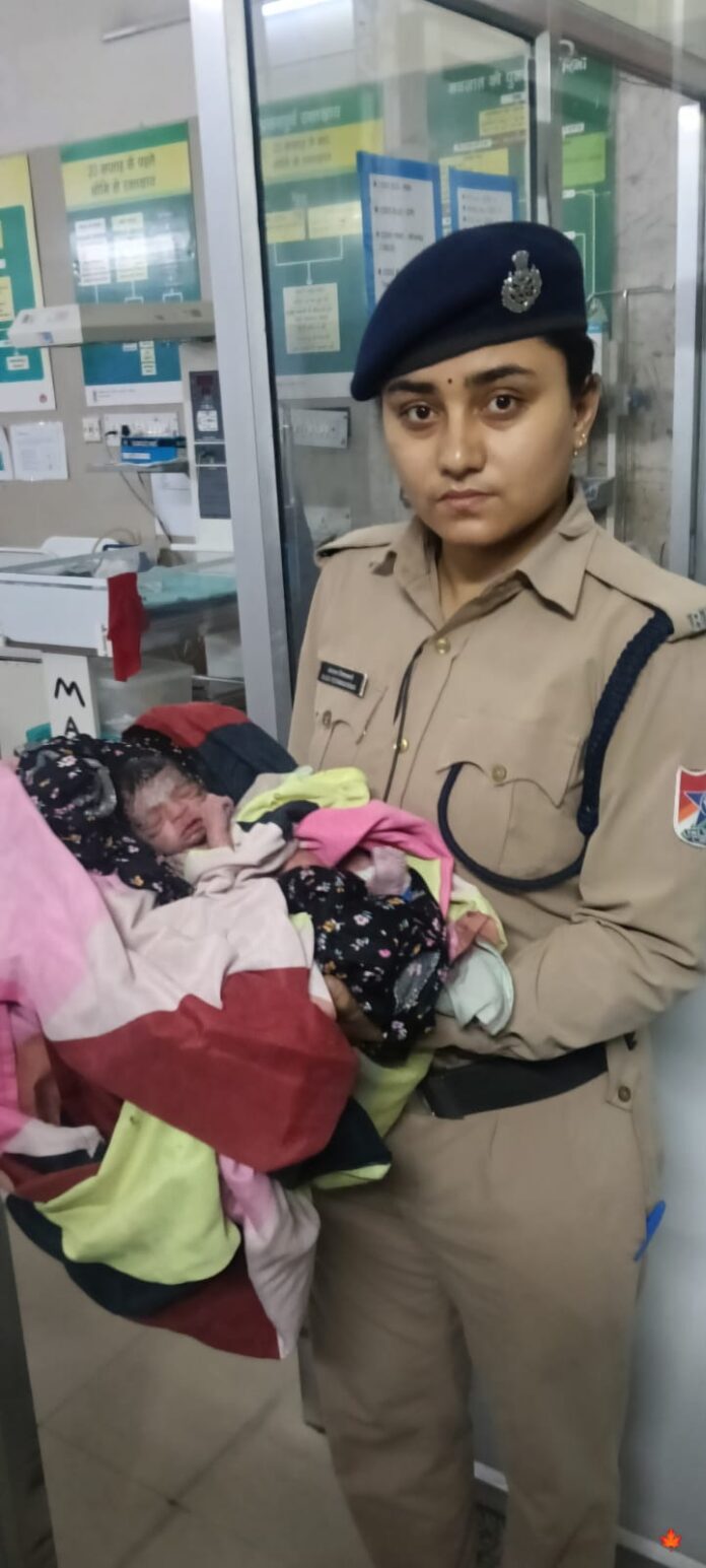 नवजात को गोद मे लिए महिला कांस्टेबल नवजात को गोद मे लिए महिला कांस्टेबल