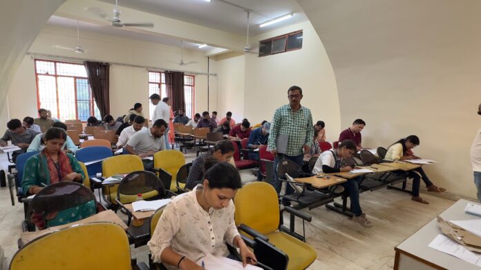 विश्वविद्यालय कैंपस में परीक्षा देते छात्र -छात्राएं