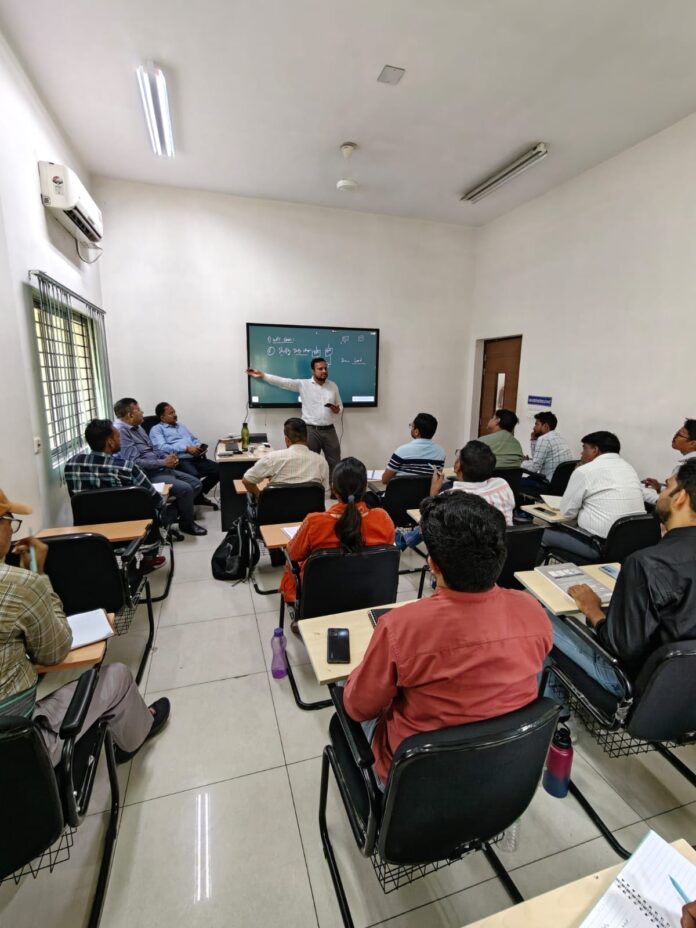 उत्तर रेलवे के गाजियाबाद स्थित विद्युत प्रशिक्षण केंद्र में ट्रैक्शन पावर कंट्रोलरों के क्षमता निर्माण कार्यक्रम के दौरान प्रशिक्षण लेते कर्मचारी। उत्तर रेलवे के गाजियाबाद स्थित विद्युत प्रशिक्षण केंद्र में ट्रैक्शन पावर कंट्रोलरों के क्षमता निर्माण कार्यक्रम के दौरान प्रशिक्षण लेते कर्मचारी।