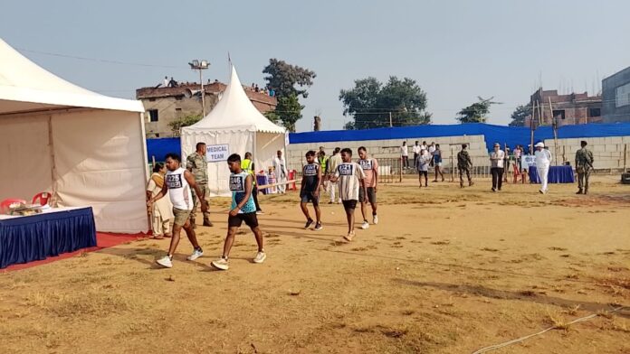 शारीरिक दक्षता परीक्षा में शामिल अभ्यर्थी शारीरिक दक्षता परीक्षा में शामिल अभ्यर्थी