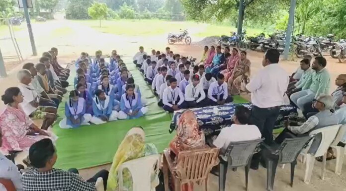 छात्र -छात्रों ग्रामीणों और शिक्षा प्रतिनिधियों और जन प्रतिनधियों की बैठक छात्र -छात्रों ग्रामीणों और शिक्षा प्रतिनिधियों और जन प्रतिनधियों की बैठक