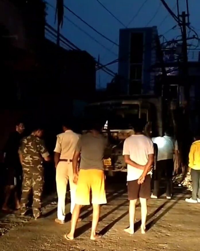 दुर्घटना ग्रस्त हाइवा और जांच करते पुलिस पदाधिकारी