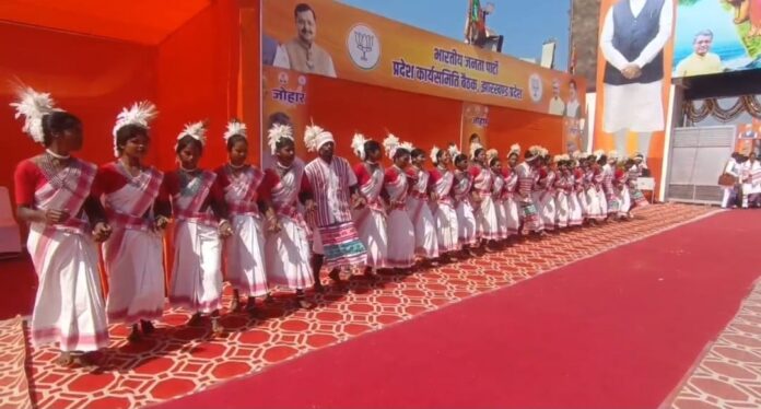 राष्ट्रीय अध्यक्ष का स्वागत करते हुए महिलाएं