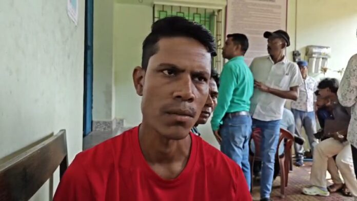 पत्रकारों से बात करते बुजुर्ग का बेटा परिमल पत्रकारों से बात करते बुजुर्ग का बेटा परिमल