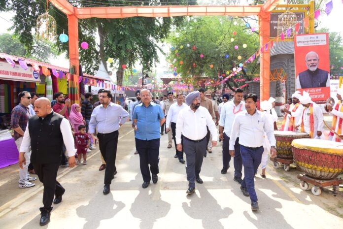 चेयरमैन चंद्र प्रकाश गोयल दिवाली मेले का भ्रमण करते हुए