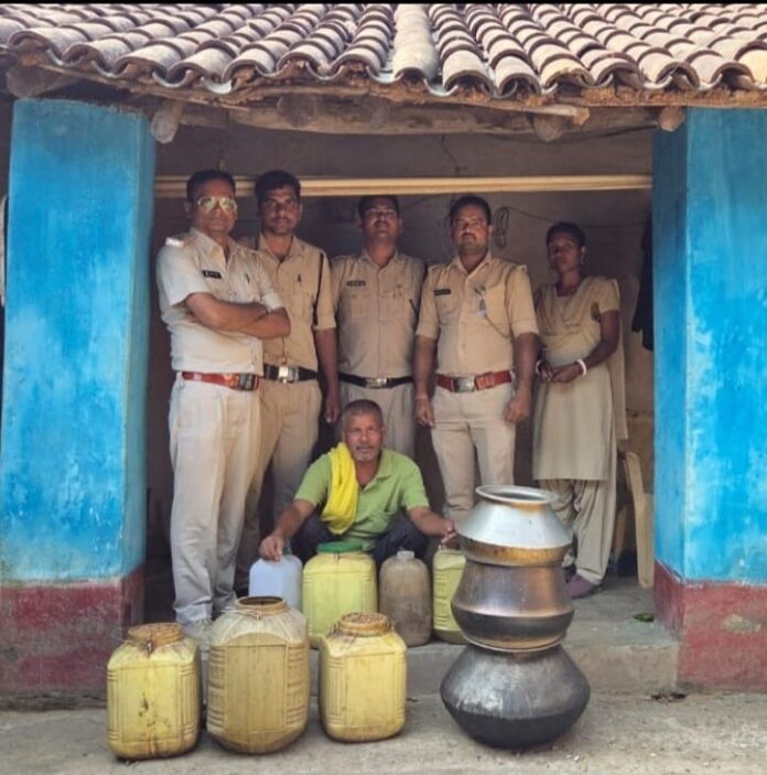 देसी मदिरा के साथ आरोपित गिरफ्तार