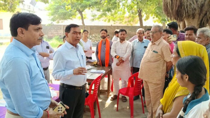 फोटो। दिशा निर्देश देते हुए अधिकारीगण