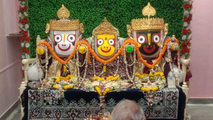मठमंदिर चौक स्थित मठमंदिर में विराजित भगवान जगन्नाथ। मठमंदिर चौक स्थित मठमंदिर में विराजित भगवान जगन्नाथ।
