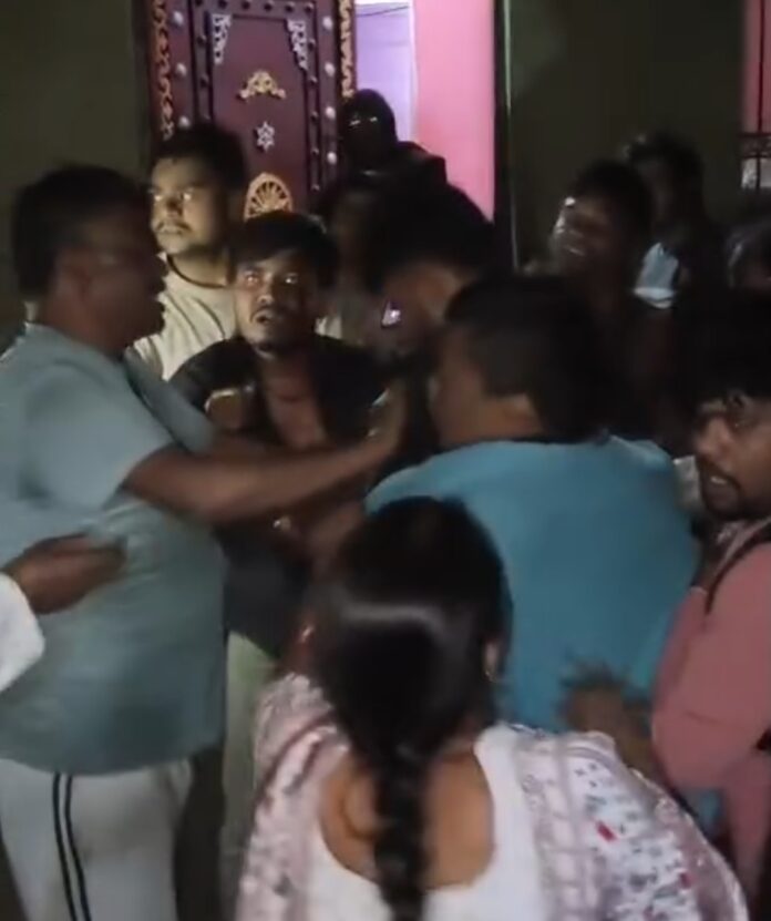 मारपीट करते लोग