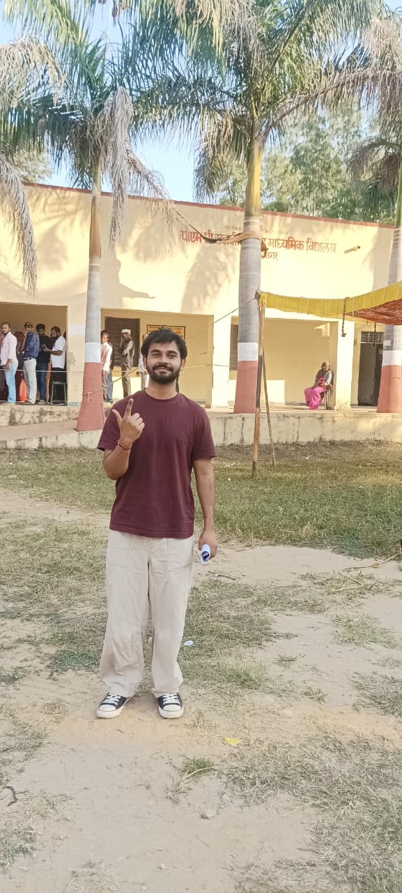 यश प्रजापति ने विकासनगर के बूथ संख्या 8 पर डाला वोट यश प्रजापति ने विकासनगर के बूथ संख्या 8 पर डाला वोट