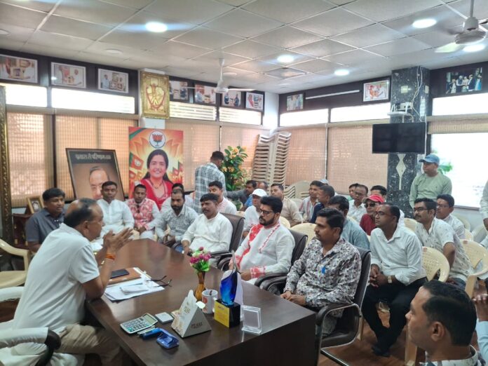 तेयारियों को लेकर चर्चा करते हुए तेयारियों को लेकर चर्चा करते हुए
