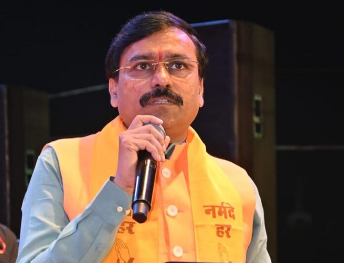 नर्मदा महोत्सव के शुभारंभ कार्यक्रम को संबोधित करते हुए मंत्री लोधी नर्मदा महोत्सव के शुभारंभ कार्यक्रम को संबोधित करते हुए मंत्री लोधी