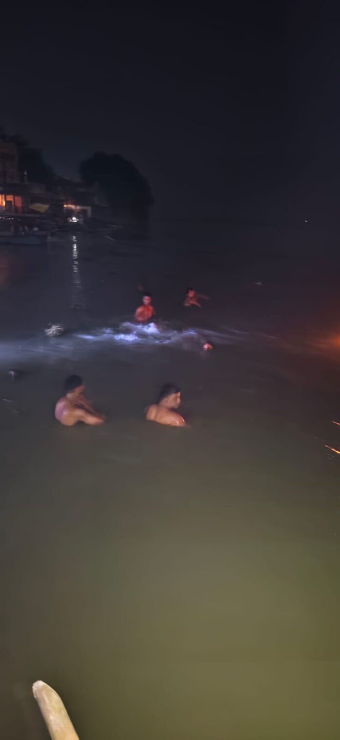 तलाश कर रहे गोताखोर तलाश कर रहे गोताखोर