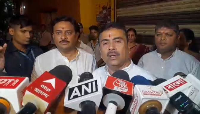 मुख्यमंत्री शुभेंदु अधिकारी प्रेस वार्ता करते हुए मुख्यमंत्री शुभेंदु अधिकारी प्रेस वार्ता करते हुए