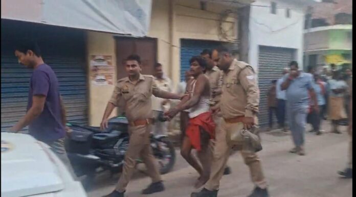 आरोपी को पुलिस हिरासत में लेते हुए आरोपी को पुलिस हिरासत में लेते हुए