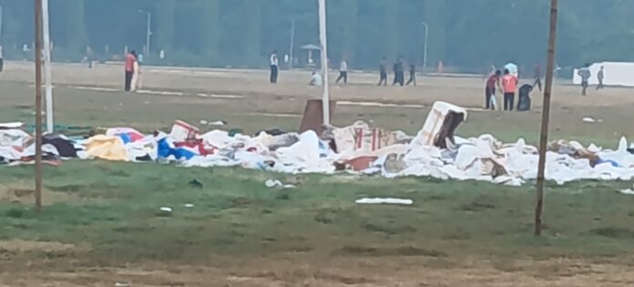 सैंडिस में फैला हुआ कूड़ा सैंडिस में फैला हुआ कूड़ा