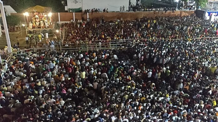 रामनगर की भोर की रामलीला में उमड़े श्रद्धालु रामनगर की भोर की रामलीला में उमड़े श्रद्धालु