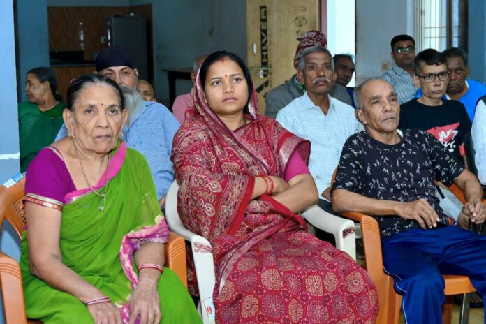 मंत्री लक्ष्मी राजवाड़े रेडियो कार्यक्रम ‘मन की बात’ का 139वां संस्करण सुनती हुईं मंत्री लक्ष्मी राजवाड़े रेडियो कार्यक्रम ‘मन की बात’ का 139वां संस्करण सुनती हुईं