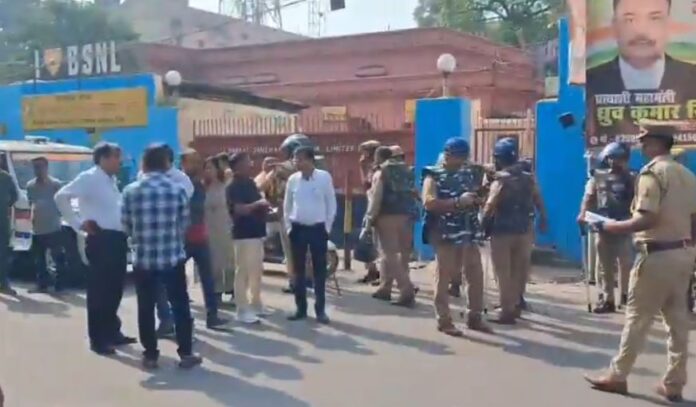 वकीलाें के चैंबर ध्वस्तीकरण की कार्रवाई के दाैरान पुलिस बल वकीलाें के चैंबर ध्वस्तीकरण की कार्रवाई के दाैरान पुलिस बल
