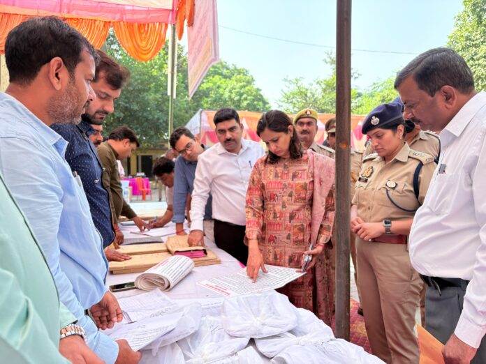 पार्टियां रवाना करती डीएम,एसपी पार्टियां रवाना करती डीएम,एसपी