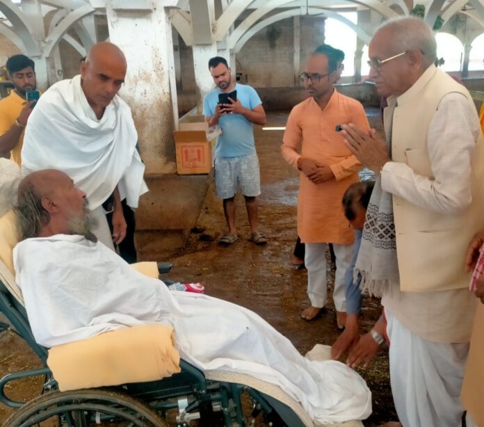 देवरहा हंस बाबा का कुशलक्षेम पूछते चंपत राय।
