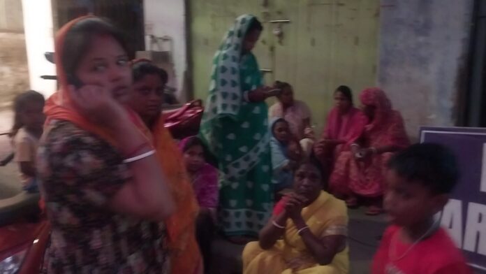 थाने के बाहर मृतक के परिजन थाने के बाहर मृतक के परिजन