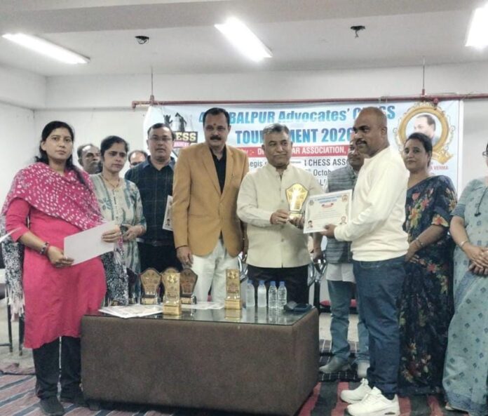 अधिवक्ता शतरंज टूर्नामेंट में शेखर तिवारी ने जीता प्रथम पुरस्कार अधिवक्ता शतरंज टूर्नामेंट में शेखर तिवारी ने जीता प्रथम पुरस्कार