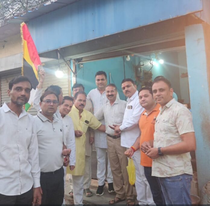 यात्रा के लिए कांग्रेस ने बांटे पीले चावल यात्रा के लिए कांग्रेस ने बांटे पीले चावल