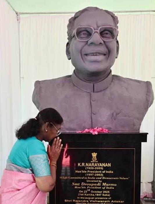 राष्ट्रपति द्रौपदी मुर्मु ने पिछले साल 23 अक्टूबर को तिरुवनंतपुरम के राजभवन में देश के पूर्व राष्ट्रपति केआर नारायणन की प्रतिमा का अनावरण किया था। फोटो - इंटरनेट मीडिया राष्ट्रपति द्रौपदी मुर्मु ने पिछले साल 23 अक्टूबर को तिरुवनंतपुरम के राजभवन में देश के पूर्व राष्ट्रपति केआर नारायणन की प्रतिमा का अनावरण किया था। फोटो - इंटरनेट मीडिया