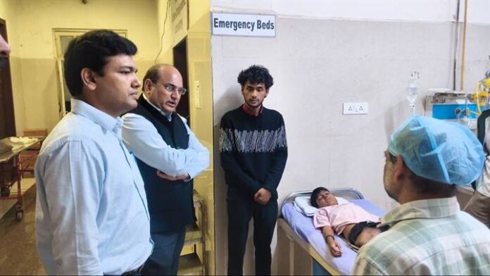 मेडिकल पहुंचकर संभागायुक्त और कलेक्टर ने जाने घायल बालक के हाल चाल